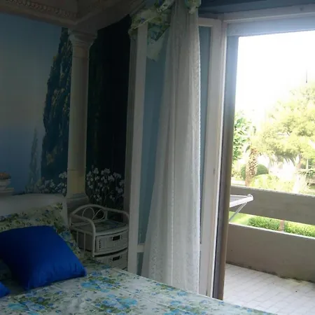 Trilocale In Confinante Con La Spiaggia سيلفي مارينا