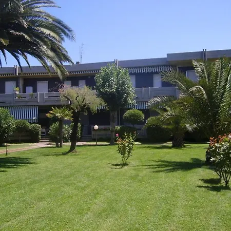 Aparthotel Trilocale In Confinante Con La Spiaggia *